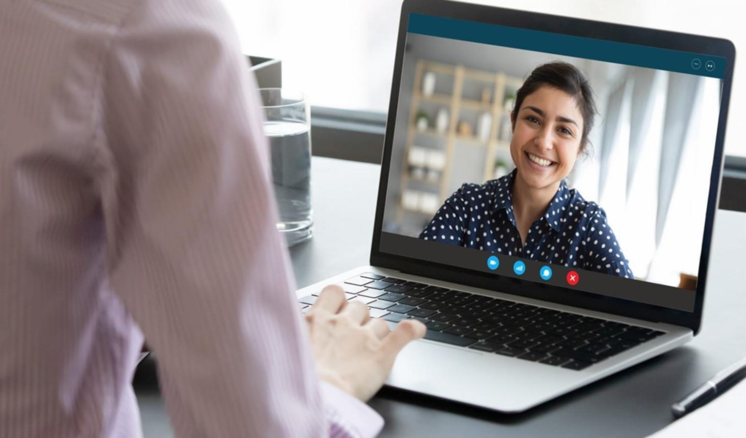 Persona che riflette su concetti psicologici in uno spazio tranquillo