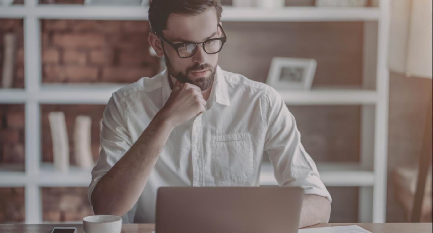 Persona concentrata durante una sessione di riflessione psicologica